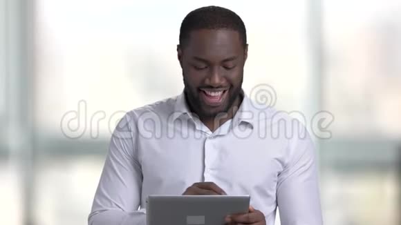 自信的美国黑人平板电脑视频的预览图