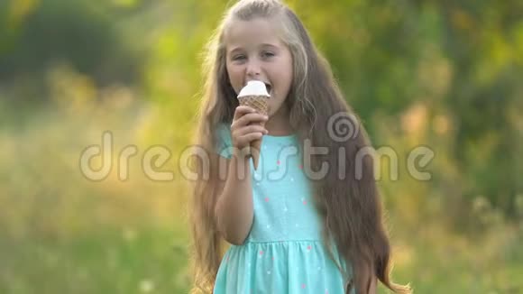 女孩在吃冰淇淋视频的预览图