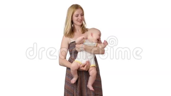 手里拿着婴儿的女人视频的预览图