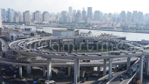 上海南浦立交桥交通交汇处鸟瞰图视频的预览图