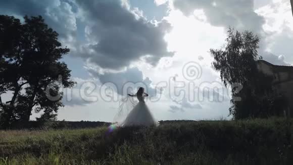 公园里穿着婚纱的美丽可爱的新娘慢动作视频的预览图