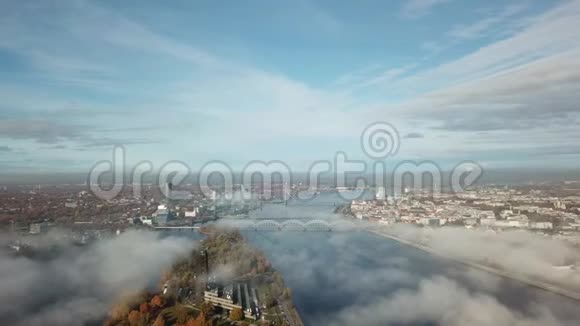 拉托维亚多加瓦河萨库萨拉岛烟云空中无人驾驶飞机俯视图视频的预览图