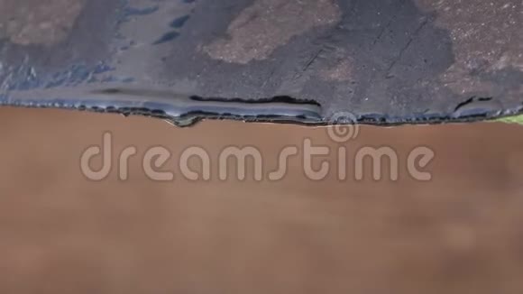 雪融化了水滴从房子的旧屋顶滴落下来视频的预览图