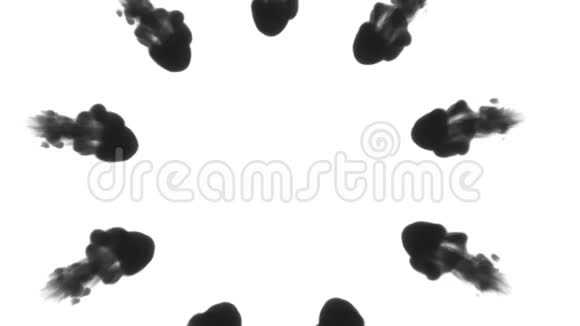 大量的流动形成环墨水注入是孤立的白色在缓慢的运动黑色染料倒在水里背景背景视频的预览图
