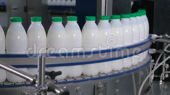 一家乳品厂的牛奶塑料瓶在传送带上移动视频的预览图
