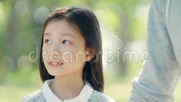 公园户外快乐的亚洲小女孩视频的预览图