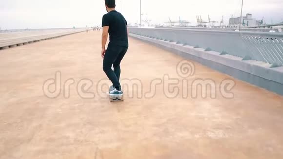 滑板运动员在现代城市露台上骑滑板视频的预览图