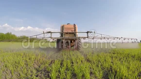 拖拉机从事农业的视频视频的预览图