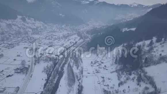 空中冬景喀尔巴阡村Kryvorivnia乌克兰视频的预览图