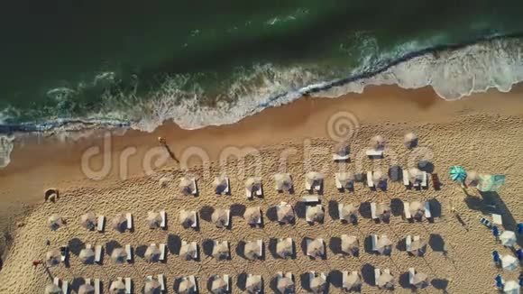 海滩的高空俯视图雨伞沙子大海和人夏季视频的预览图