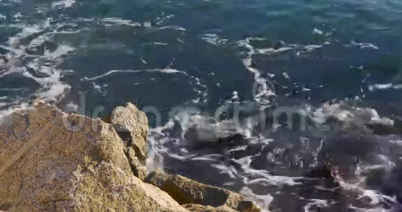日光地中海海浪4k西班牙视频的预览图
