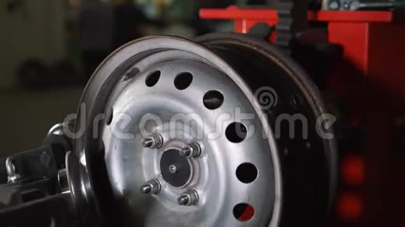 汽车服务和修理设备钢轮轮辋近距离滚动和对准轮胎机视频的预览图