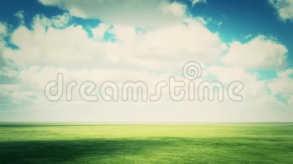 在草原上翻滚的巨大云层视频的预览图
