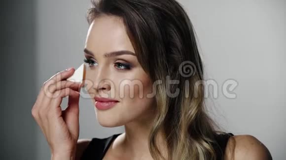 化妆美容女人用海绵做美容视频的预览图