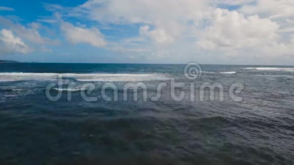 水面鸟瞰图菲律宾卡坦杜内斯视频的预览图