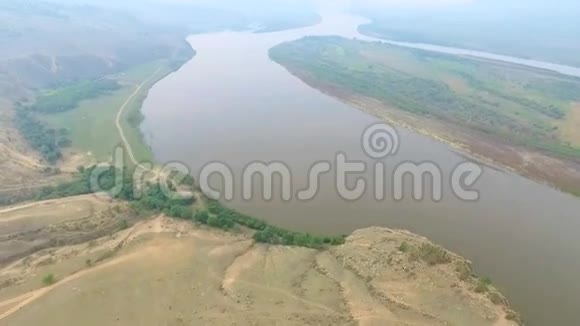 俄罗斯布里亚塔在雾中飞过河流的鸟瞰图视频的预览图
