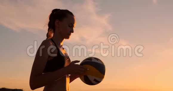 少女跳跃在沙滩上打排球动作慢视频的预览图
