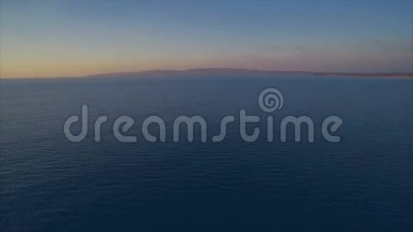 日落时分空中无人机拍摄的海景视频的预览图