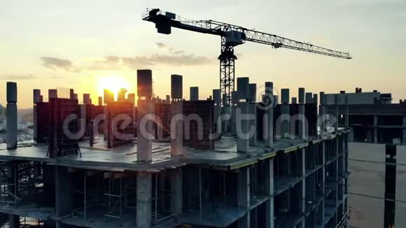 日落背景上的建筑和起重机视频的预览图