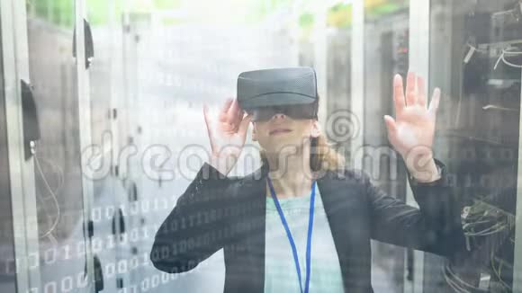 女性使用VR与二进制代码视频的预览图