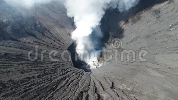 布罗莫火山火山口东爪哇印度尼西亚空中景观视频的预览图