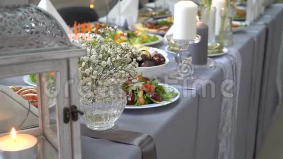 在餐厅提供带餐的婚礼桌视频的预览图