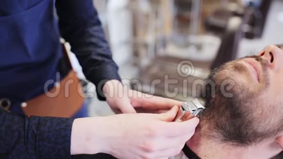 理发店修剪胡须的理发师视频的预览图