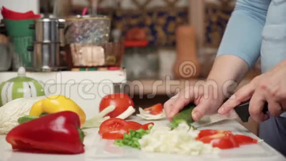 女性手切蔬菜视频的预览图