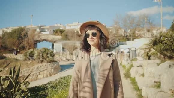 迷人的女孩在地中海小镇的海岸线附近散步视频的预览图