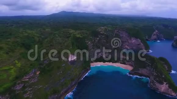 美丽的观点Kelingking海滩在努沙佩尼达岛巴厘岛印度尼西亚无人视野视频的预览图