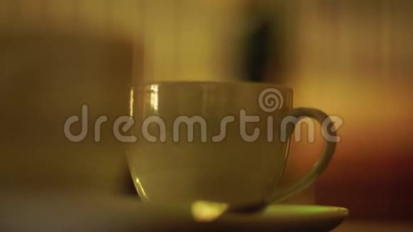 咖啡厅的一张桌子上放着一杯白茶视频的预览图