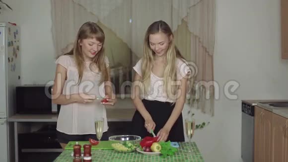 女人在厨房做饭和谈论健康食品视频的预览图