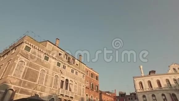 威尼斯意大利2016年6月19日走在威尼斯的街道上有小运河和古建筑的景观视频的预览图