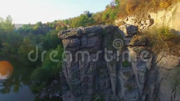 空中飞行在乌克兰中部峡谷飞行视频的预览图