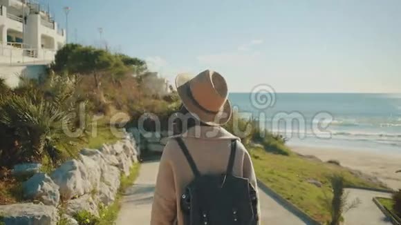 迷人的女孩在地中海小镇的海岸线附近散步视频的预览图