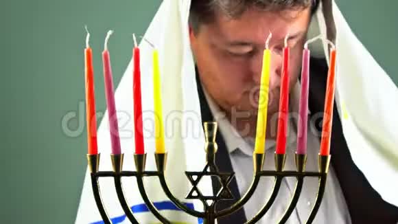 光明节犹太庆典曼诺拉燃烧的蜡烛视频的预览图
