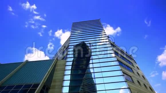 莫斯科城市蓝色摩天大楼的城市景观视频的预览图