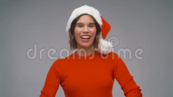 戴圣诞帽的女人在圣诞节竖起大拇指视频的预览图