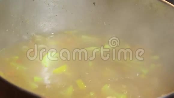 汤用不锈钢锅煮视频的预览图