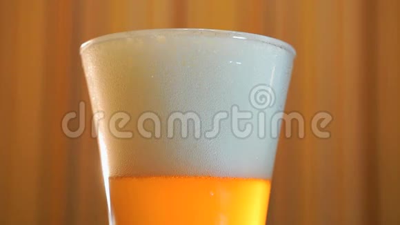 啤酒杯灯啤酒在桌子上视频的预览图