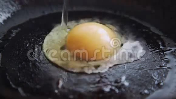 在平底锅里煮鸡蛋视频的预览图