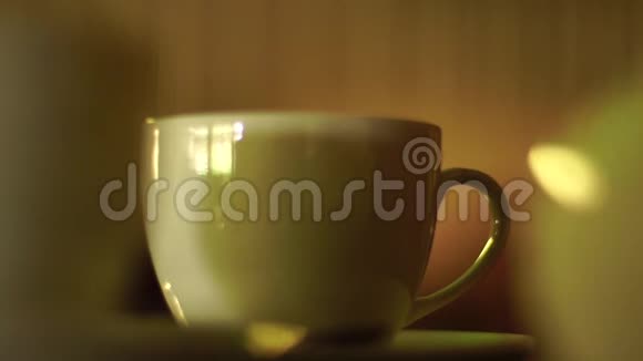 咖啡厅的一张桌子上放着一杯白茶视频的预览图