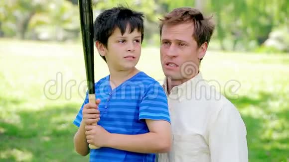 微笑的儿子和父亲打棒球视频的预览图