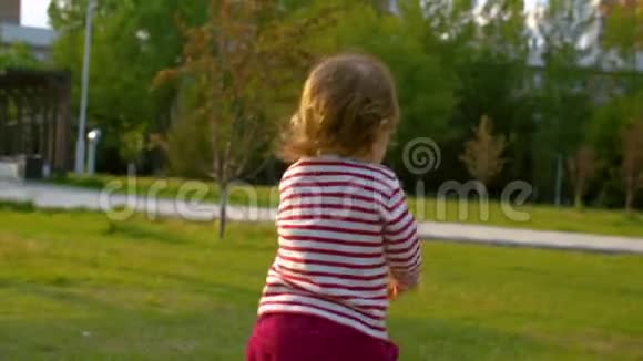 在公园散步的小女孩视频的预览图