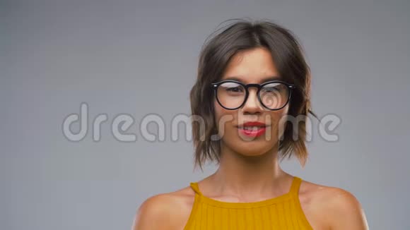 戴着眼镜笑得开心的年轻女人视频的预览图
