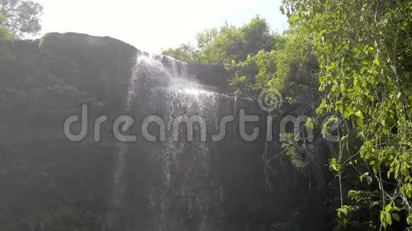 热带瀑布景观视频的预览图