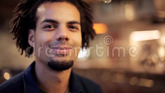 美国男人幸福微笑的脸视频的预览图
