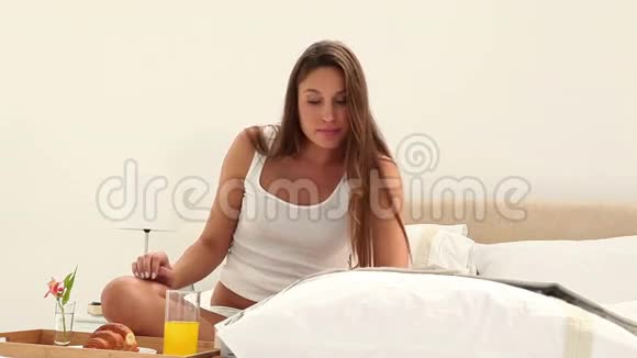 女人在卧室里看报纸视频的预览图