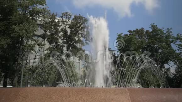城市喷泉在夏天慢动作视频的预览图