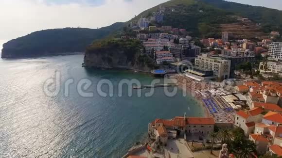 黑山Budva老城海滩的鸟瞰图视频的预览图